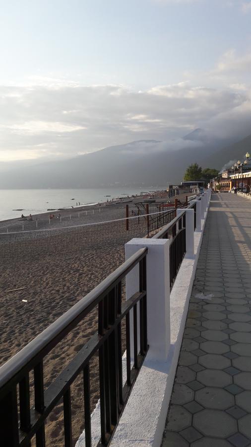 Na Shapsug Guest House Gagra Buitenkant foto